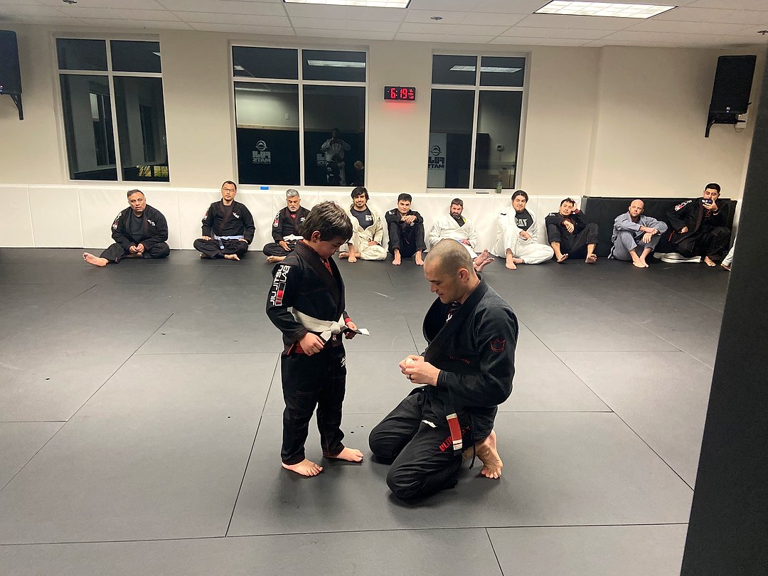 Adam Fox coaching kids BJJ class at Oregon Jiu Jitsu Lab